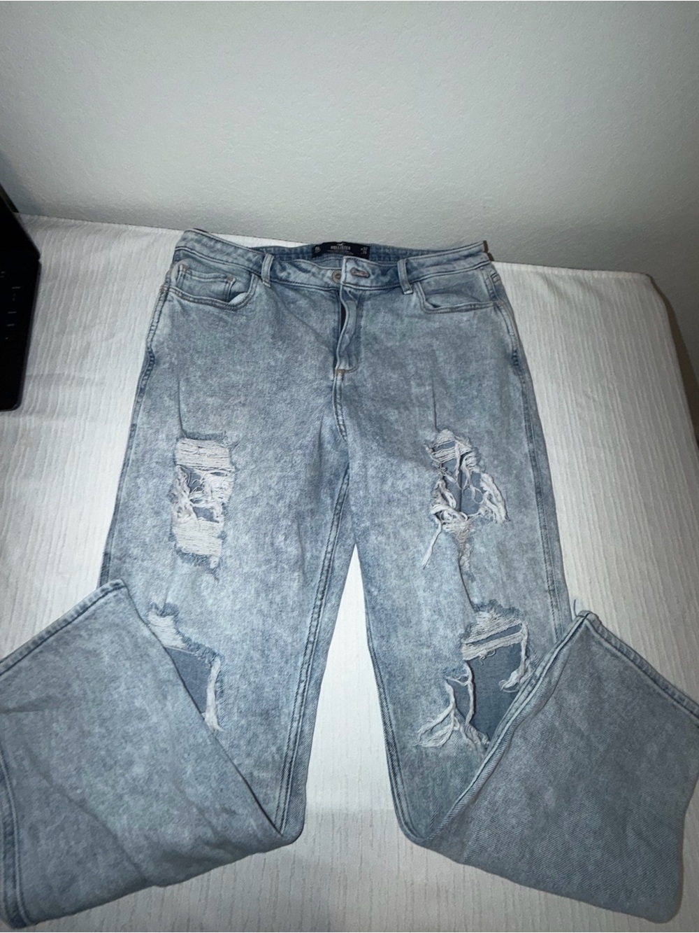 Hollister Light Gray Distressed Womenโs Jeans
